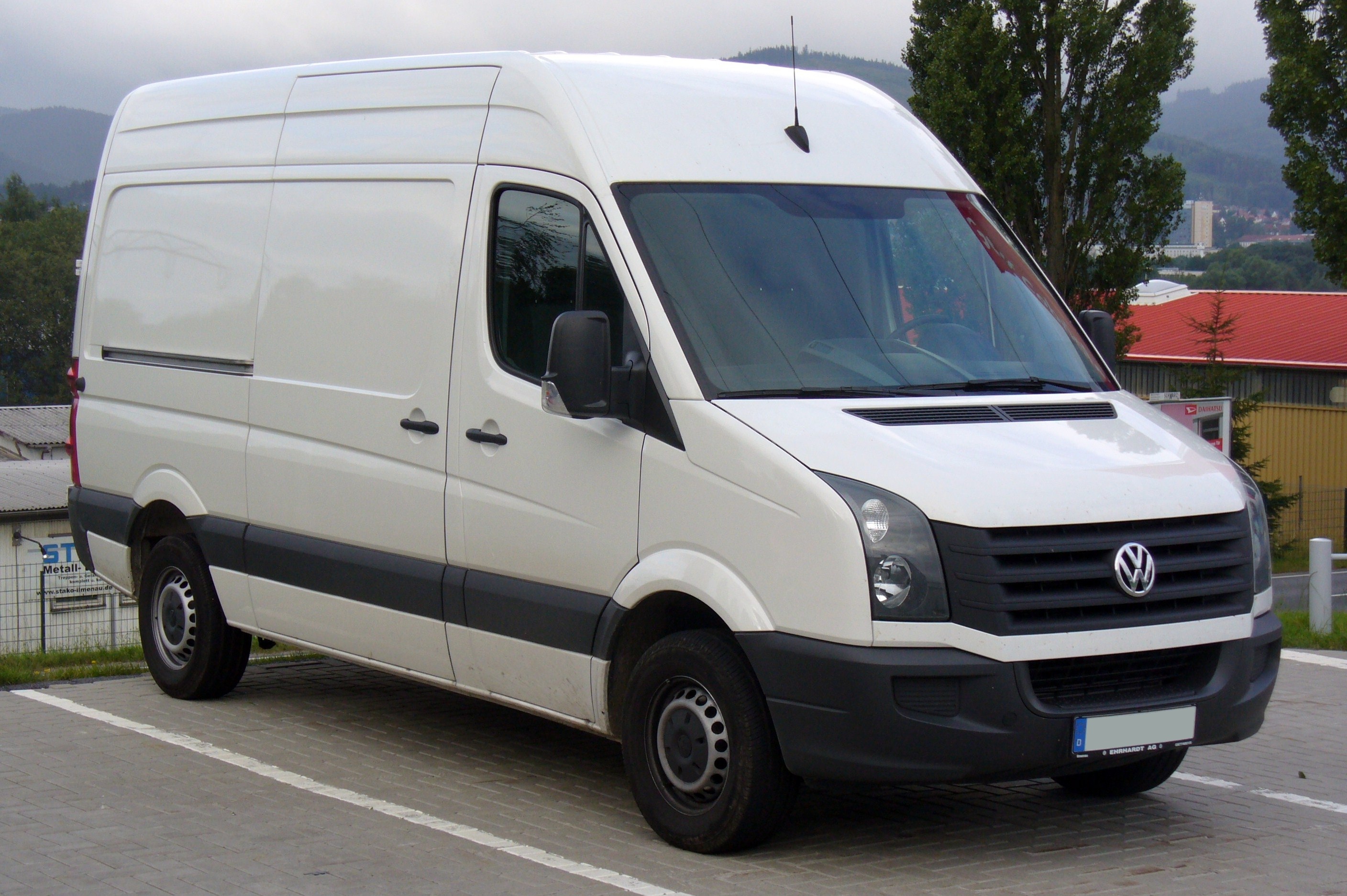Valge esimese põlvkonna Volkswagen Crafter kõrge katusega; illustratiivne foto